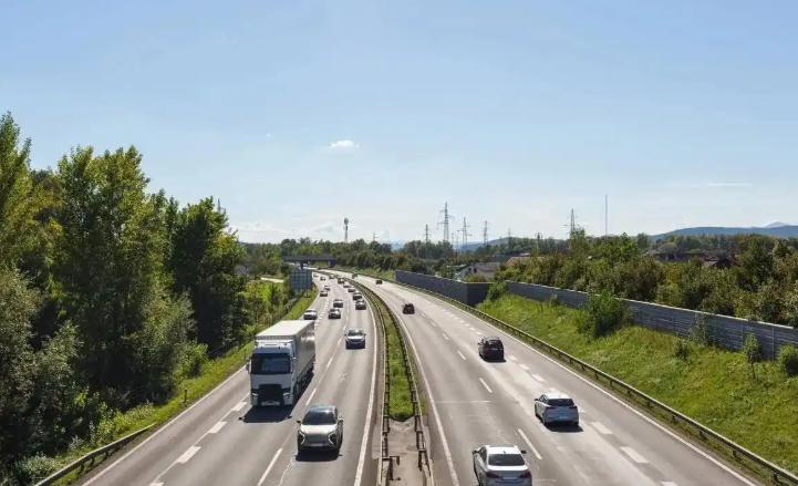 高速节假日免费_高速免费政策调整_取消节假日免费全年送3000公里免费里程